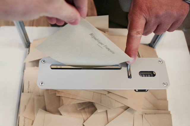 photo d'urne et d'enveloppes de vote